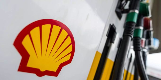 Shell erzielt mehr Gewinn. Das Shell-Logo ist an einer Zapfsäule zu sehen.