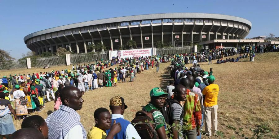 Zahlreiche Menschen warten vor dem National Sports Stadion um an der Amtseinführung des simbabwischen Präsidenten Mnangagwa teilzunehmen.