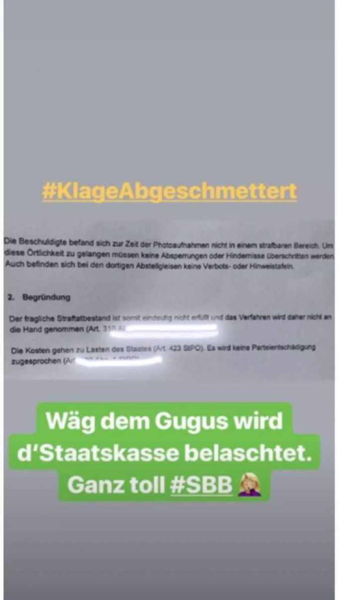 Sara Bachmann zeigt das Schreiben der Staatsanwaltschaft, das ihr Recht gibt.
