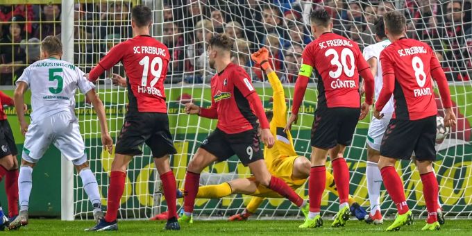 Ludwig Augustinsson (links) von Bremen erzielt das 1:1 gegen Torwart Alexander Schwolow von Freiburg.