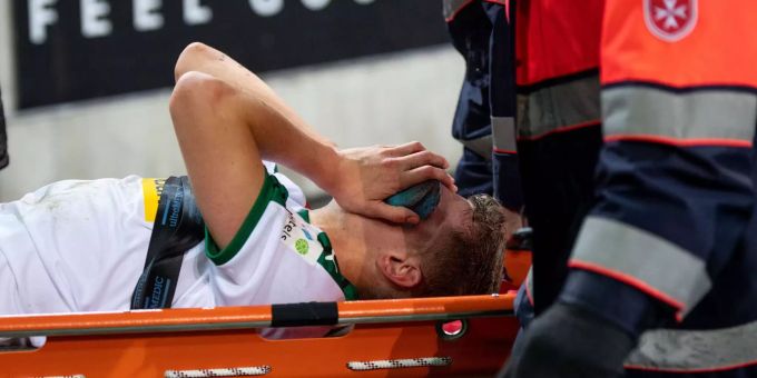 Matthias Ginter wird nach dem Zusammenstoss vom Platz getragen. Matthias Ginter wird nach dem Zusammenstoss vom Platz getragen.