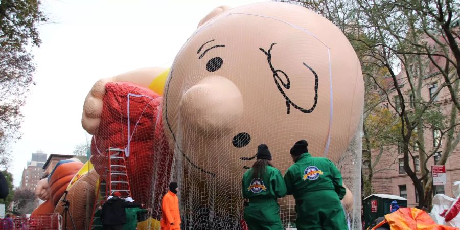 Ein Charlie-Brown-Heliumballon wird für die Thanksgiving-Parade in New York aufgeblasen.