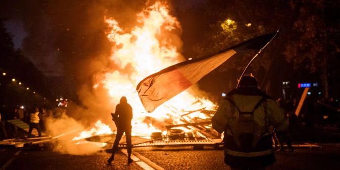 Demonstranten der «gelben Westen» setzten Strassenbarrikaden auf der Champs-Élysées in Paris in Brand.