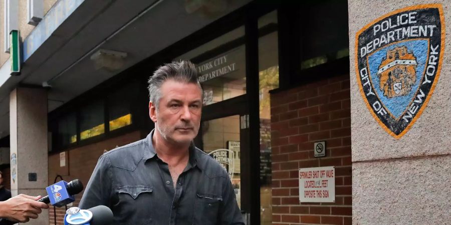 Schauspieler Alec Baldwin verlässt das New Yorker Polizeirevier.