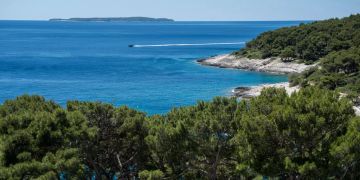 Ein Motorboot in einer Bucht auf der Insel Lošinj in Kroatien.