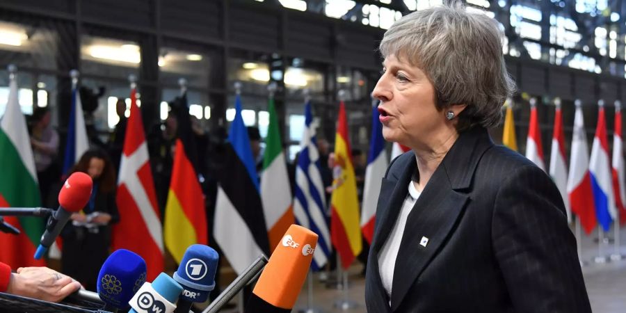 Theresa May, Premierministerin von Grossbritannien, spricht mit Journalisten bei ihrer Ankunft zum EU-Gipfel.