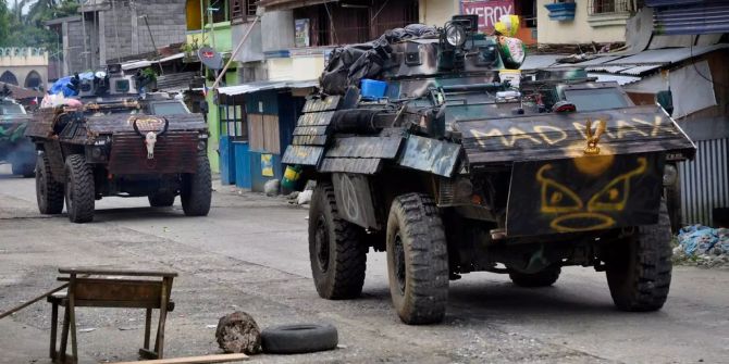 Zwei Militärfahrzeuge auf der philippinischen Insel Mindanao.