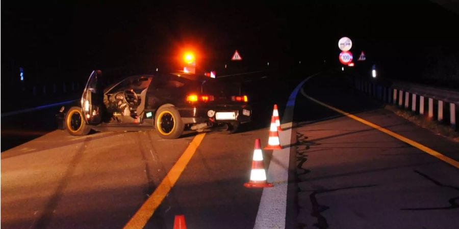 Der Unfallwagen steht mit geöffneter Tür in einem abgesperrten Bereich auf der A4 bei Schaffhausen.