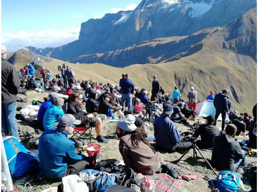 Oben angekommen gönnten sich einige Fans sogar ein selbst mitgebrachtes Fondue.