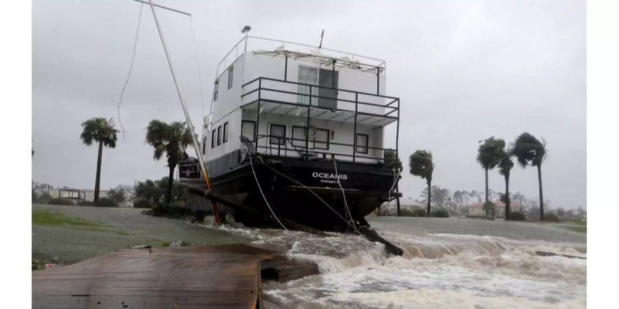 «Michael» hat ein Schiff in Port St. Joe Marina an Land getragen.