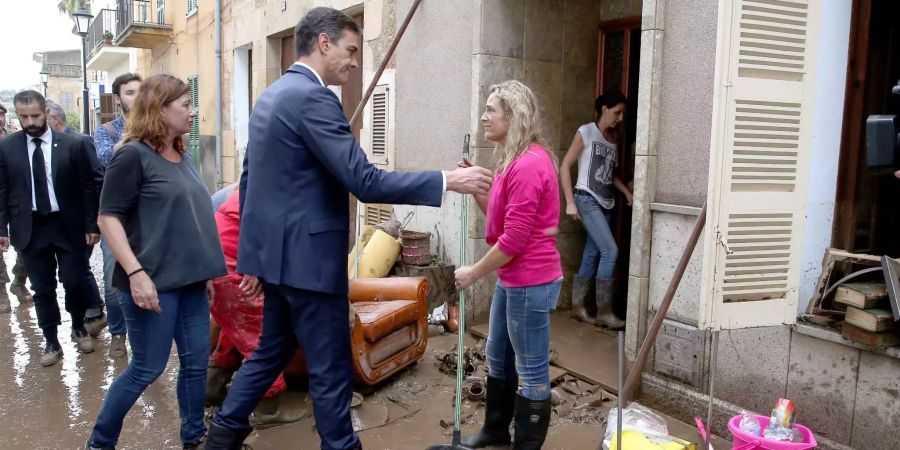 Der spanische Premierminister Pedro Sánchez besucht Anwohnende in Sant Llorenc auf Mallorca (ES).