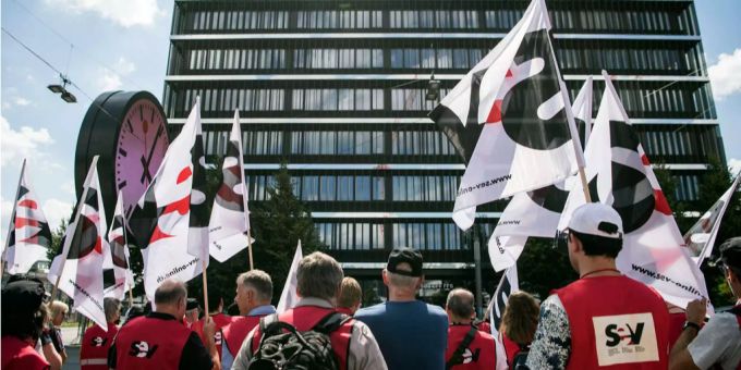 Angestellte der SBB und Gewerkschafter vom SEV demonstrieren gegen den neuen GAV der Schweizerischen Bundesbahnen. Angestellte der SBB und Gewerkschafter vom SEV demonstrieren gegen den neuen GAV der Schweizerischen Bundesbahnen.