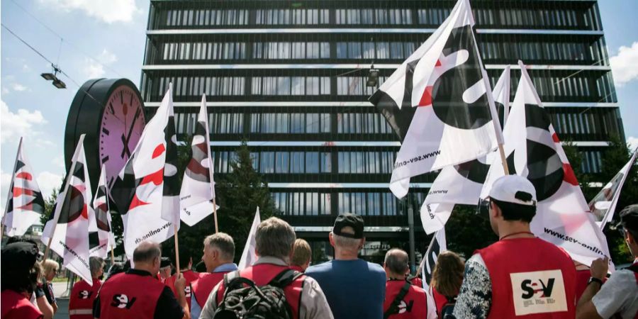 Angestellte der SBB und Gewerkschafter vom SEV demonstrieren gegen den neuen GAV der Schweizerischen Bundesbahnen.