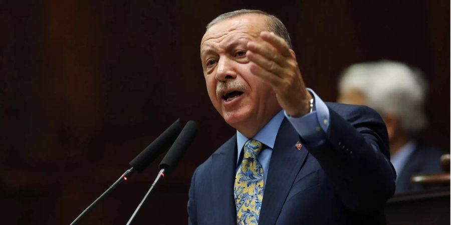 Recep Tayyip Erdogan, türkischer Präsident, spricht vor Mitgliedern seiner Partei.