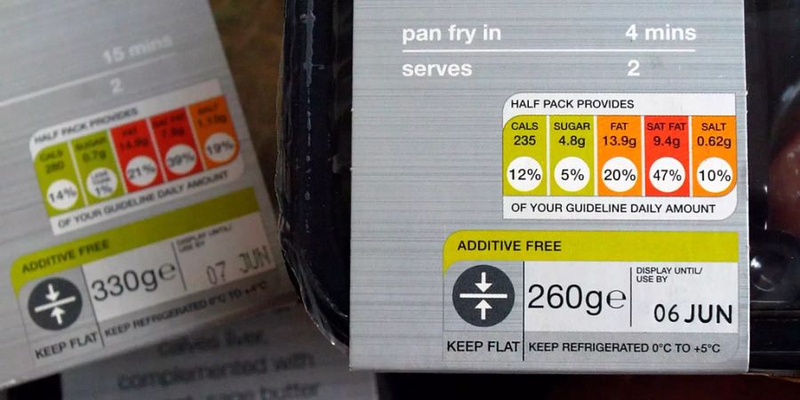 Die Illustration vom 2. Juni 2007, aufgenommen in London, zeigt britische Lebensmittel mit der «Ampelkennzeichnung» für die enthaltenen Anteile von Zucker, Salz, gesättigten Fettsäuren, Fetten und Kalorien.