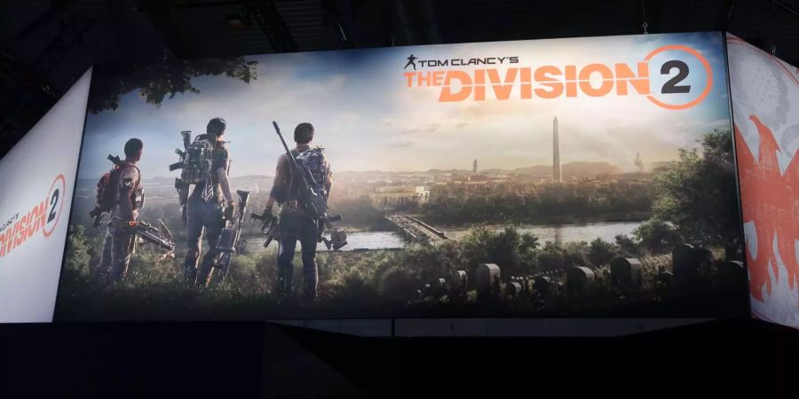 Am Ubisoft Stand an der Gamescom 2018 wird durch ein Plakat das Spiel Tom Clancy's The Division 2 beworben.