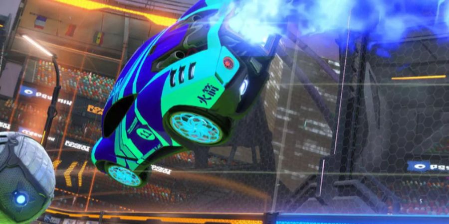 «Rocket League»: Ein blau angestrichenes Auto jagt einem Ball hinterher.