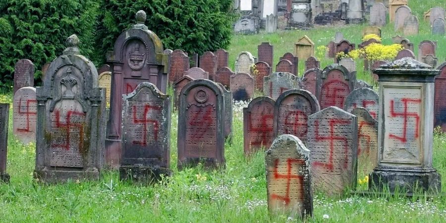 Dutzende Grabsteine auf dem jüdischen Freidhof in Herrlisheim (F) wurden mit Nazi-Symbolen wie dem Hakenkreuz beschmiert.