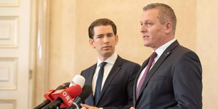 Sebastian Kurz (l), Bundeskanzler von Österreich, und Verteidigungsminister Mario Kunasek geben eine Pressekonferenz aus Anlass eines Spionagefalls im Bundesheer.