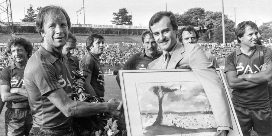 Helmut Benthaus wird bei seinem allerletzten Spiel als Basel-Trainer 1982 geehrt.