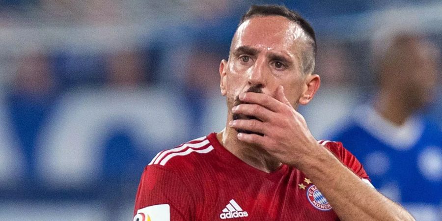 FC Bayern Münchens Franck Ribéry hält sich die Hand vor den Mund.