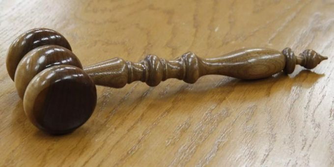 Die beiden Angeklagten wurden zu 25 Jahren Haft verurteilt (Symbolbild). Ein Hammer im Gerichtssaal.
