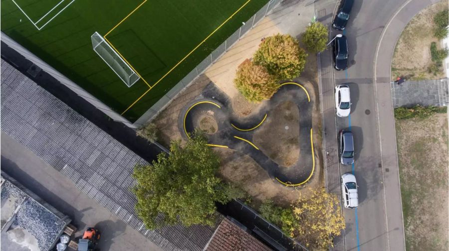 Der Pumptrack eignet sich ebenso als Fahrbahn für Gefährte mit kleineren Rädern wie Kick- und Skateboards sowie Laufräder - Dominik Bosshard