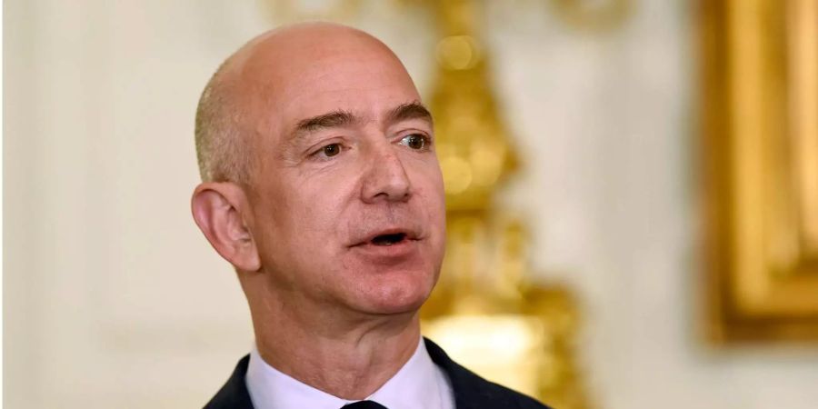 Amazon-Chef und -Gründer Jeff Bezos spricht im Weissen Haus.