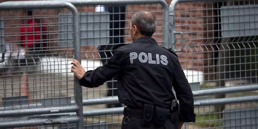 Ein Mann passiert einen Sicherheitszaun der Polizei vor dem saudi-arabischen Konsulat in Istanbul.