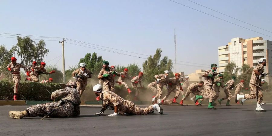 Iranische Soldaten gehen während des Anschlags auf eine Militärparade in Ahwas in Deckung.