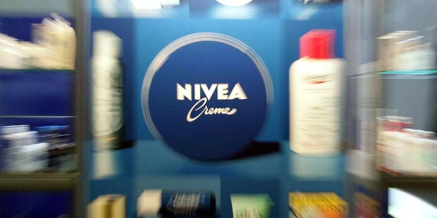 Zoom-Aufnahme von einer Nivea-Cremedose.