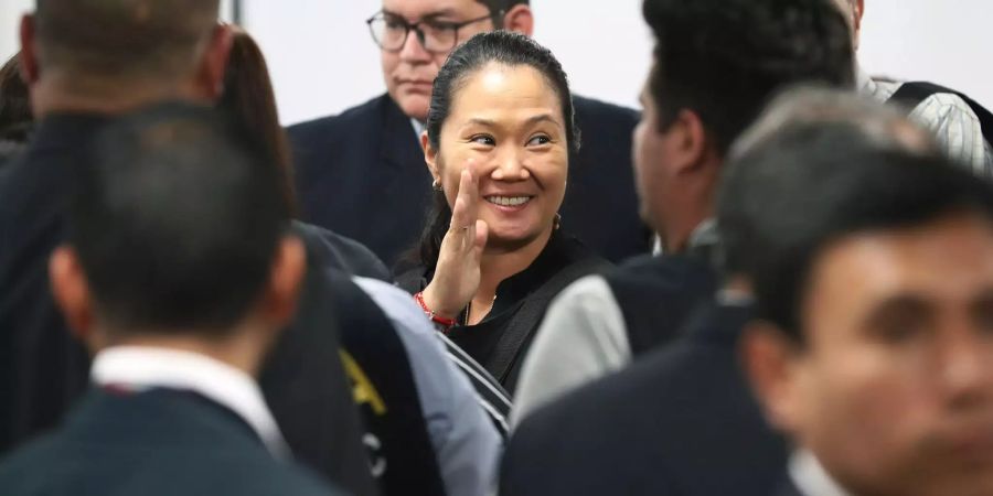 Keiko Fujimori, die Tochter des ehemaligen peruanischen Präsidenten Alberto Fujimori und Vorsitzende der Oppositionspartei, winkt am Ende ihrer Anhörung zu ihrer Familie.