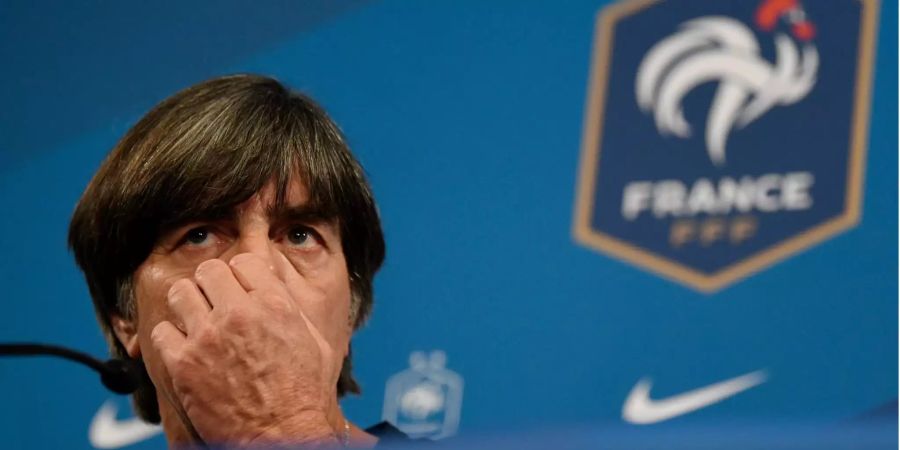 Bundestrainer Joachim Löw gestikuliert bei einer Pressekonferenz nach der 1:2-Niederlage gegen Frankreich.