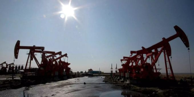 Mehrere Ölproduktionsanlagen stehen unter der Sonne. Tullow Oil