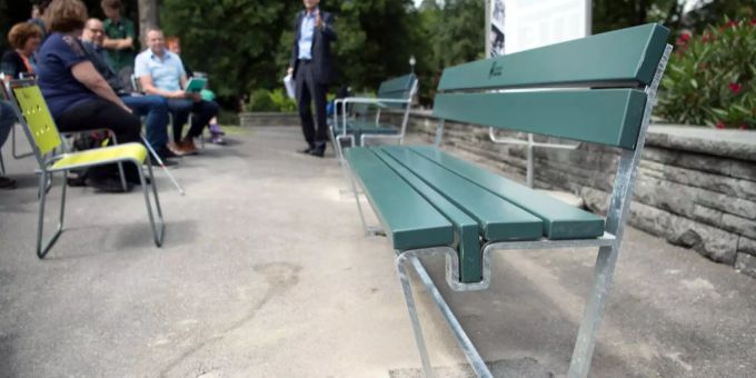 Die Berner Stadtregierung möchte mehr alters- und behindertengerechte Sitzbänke. Sicht auf eine der neu installierten Sitzbank.