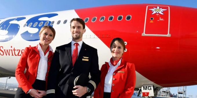 Edelweiss und Aeropers haben sich geeinigt. Eine Edelweiss-Crew strahlt mit neuen Uniformen.