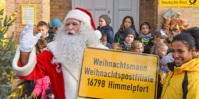 Mariama Jamanka, Olympiasiegerin im Zweierbob, und der Weihnachtsmann.