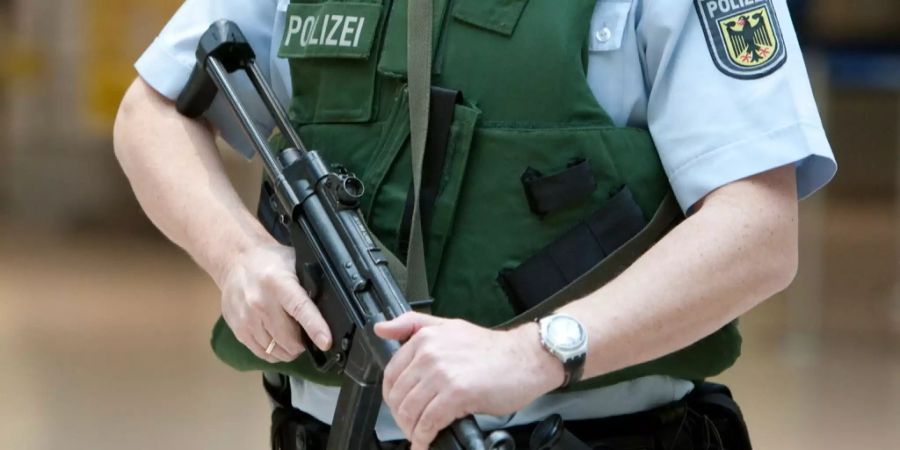 Ein deutscher Polizist am Flughafen in Hannover.