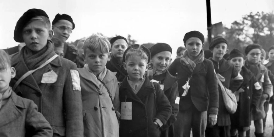 Waisenkinder stehen an der Strasse.