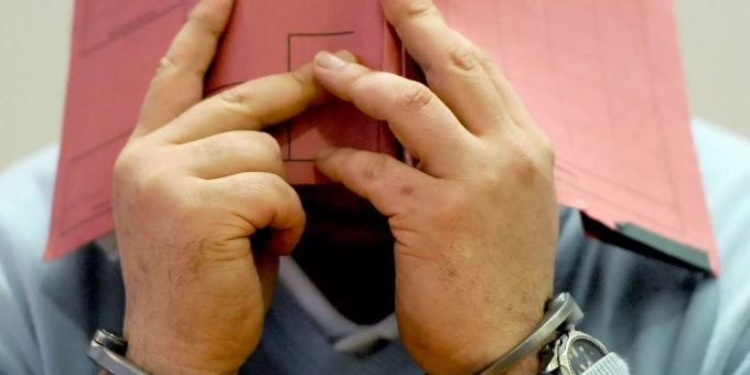 Der wegen mehrfachen Mordes und Mordversuchs an Patienten angeklagte, ehemalige Krankenpfleger Niels Högel kommt in Handschellen in den Gerichtssaal des Landgerichtes in Oldenburg (D) und hält sich wegen der anwesenden Medien einen Hefter vors Gesicht. Mordserie an Klinikpatienten vor Gericht