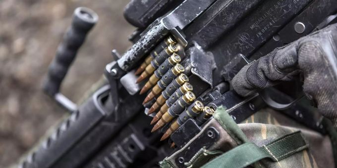 Ein leichtes Maschinengewehr LMg 05 der Schweizer Armee, auch Minimi genannt. Ein leichtes Maschinengewehr LMg 05 der Schweizer Armee, auch Minimi genannt.
