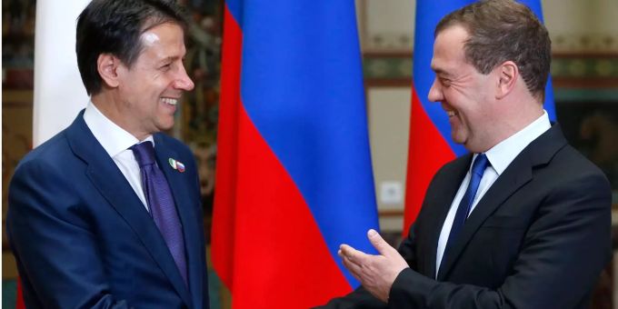 Dmitri Medwedew (r), Ministerpräsident von Russland, trifft Giuseppe Conte, Ministerpräsident von Italien, in Moskau. Dmitri Medwedew (r), Ministerpräsident von Russland, trifft Giuseppe Conte, Ministerpräsident von Italien, in Moskau.