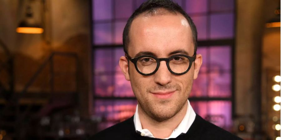 Der Pianist Igor Levit steht nach der Aufzeichnung der WDR Talkshow Kölner Treff im Studio.