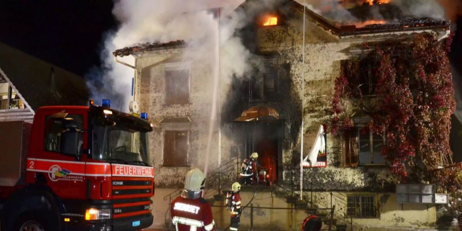 Bei einem Einsatz der Feuerwehr sammeln sich viele Schadstoffe auf der Kleidung und Ausrüstung.