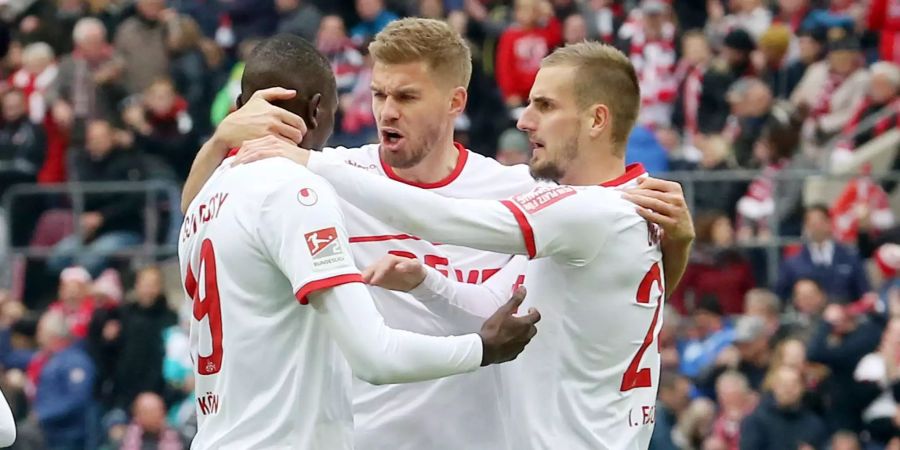 Der Kölner Torschütze zum 1:1 Serhou Guirassy (l) jubelt mit Simon Terodde (M) und Dominick Drexler.