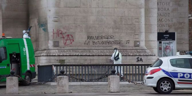 Ein Arbeiter der Stadtreinigung beseitigt Grafitti von einer Wand des Arc de Triomphe.