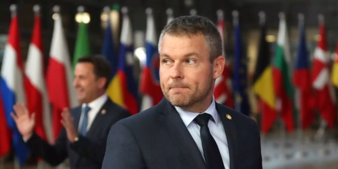 Peter Pellegrini (r), Ministerpräsident von Slowakien, bei seiner Ankunft zum EU-Gipfel.