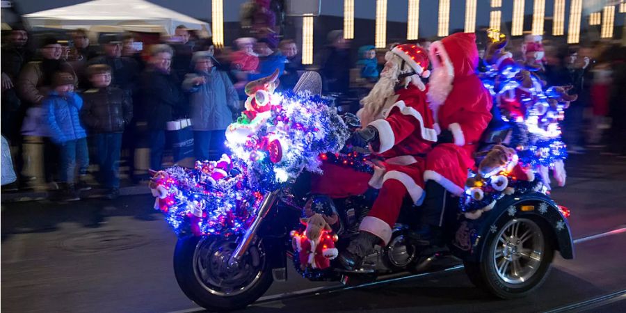 Zwei Weihnachtsmänner auf der Mittleren Brücken in Basel.