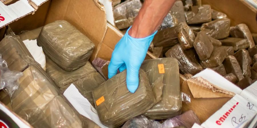 Die Polizei Zürich präsentiert einen Haschisch-Fund.