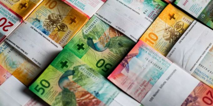 Mehrere Geldbündel mit 10er-, 20er- und 50er-Noten der Neunten Banknotenserie liegen auf einem Tisch in Novazzano. Noten Franken